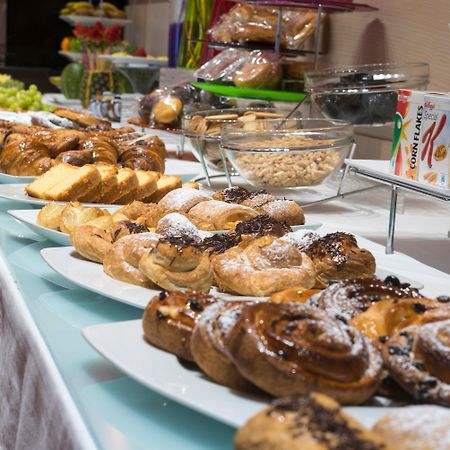 Gran Hotel Lakua Vitoria-Gasteiz Exterior photo A buffet of pastries
