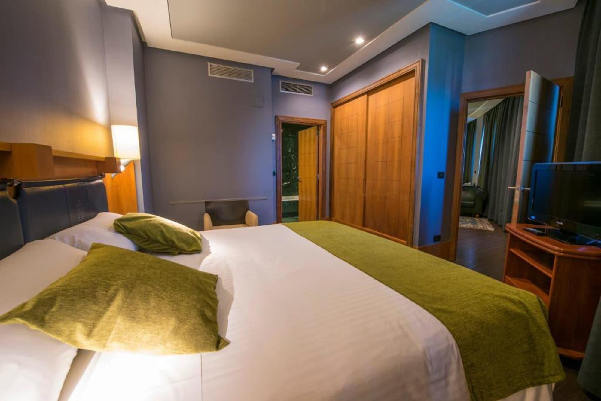 Gran Hotel Lakua Vitoria-Gasteiz Exterior photo A bedroom at the hotel