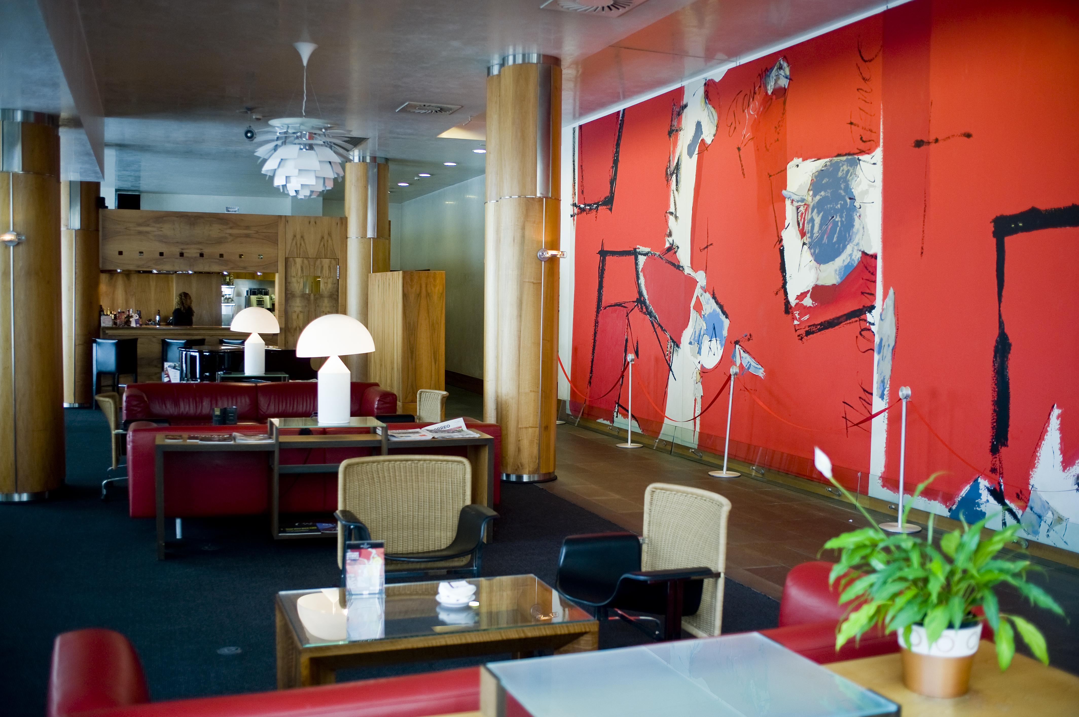 Gran Hotel Lakua Vitoria-Gasteiz Exterior photo The lounge at the airport