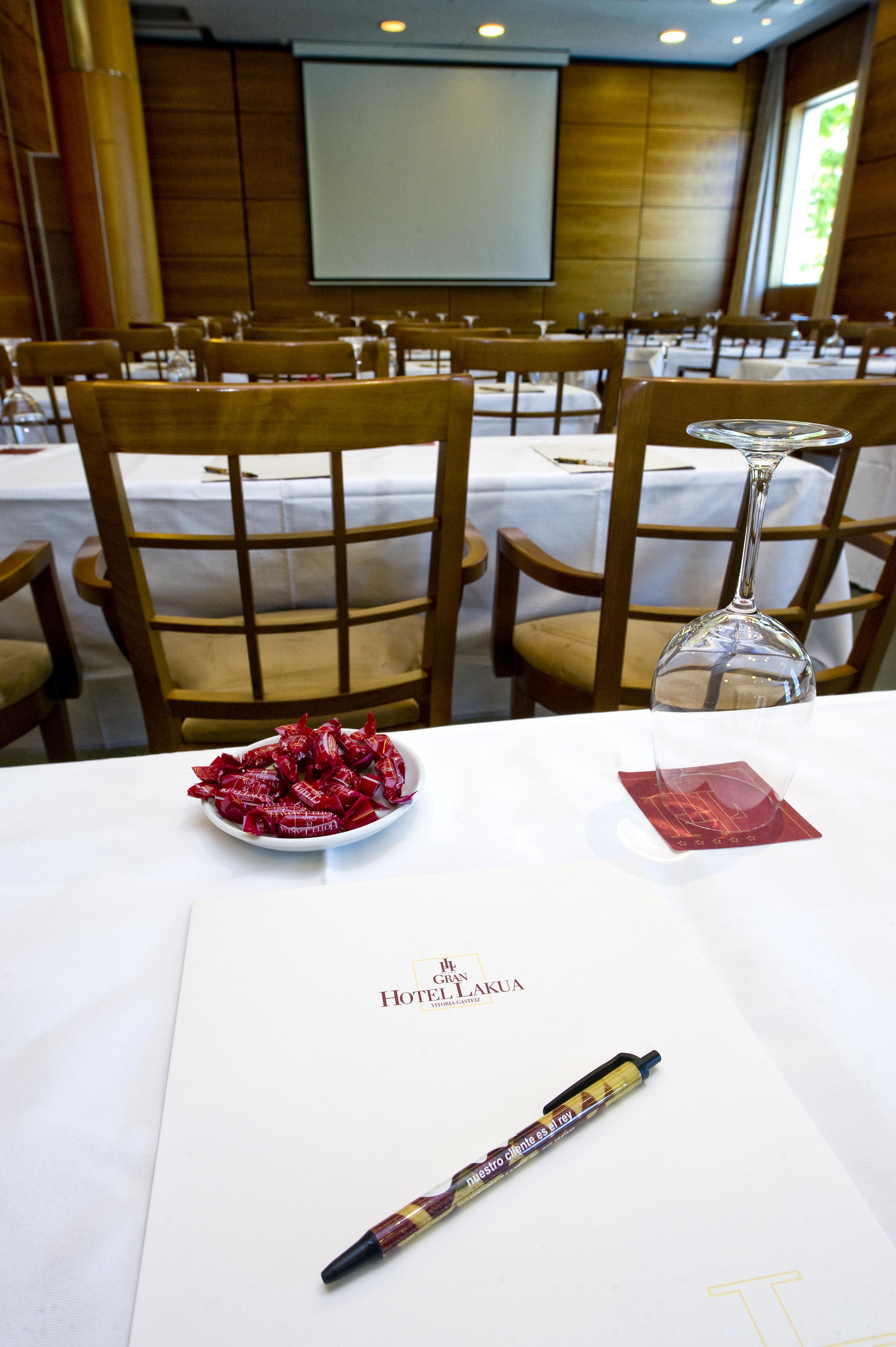 Gran Hotel Lakua Vitoria-Gasteiz Exterior photo A bowl of rose petals at a wedding