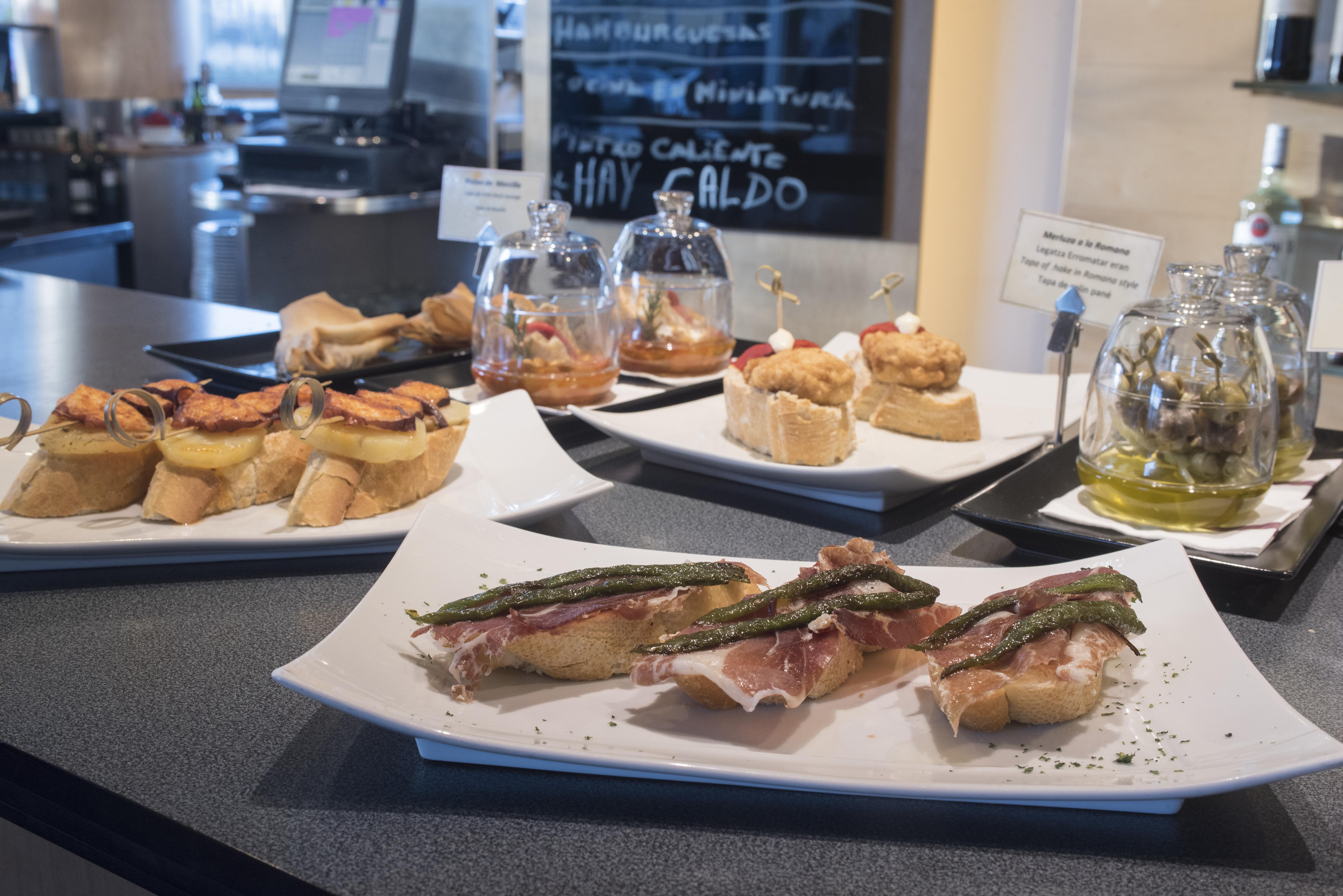 Gran Hotel Lakua Vitoria-Gasteiz Exterior photo Pintxo tapas