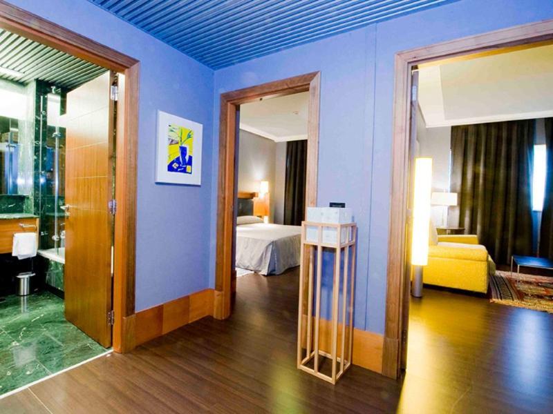 Gran Hotel Lakua Vitoria-Gasteiz Exterior photo A suite at the hotel
