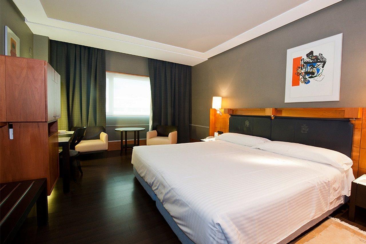 Gran Hotel Lakua Vitoria-Gasteiz Exterior photo A room at the hotel